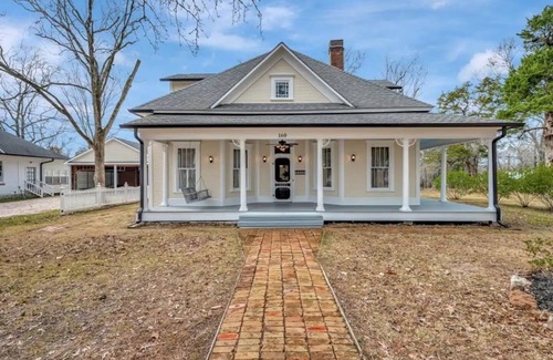 Hemphill House | Luxe Private Room in Historic Home Near Lake!