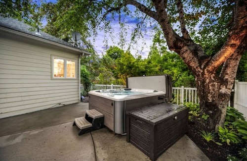 Fernan Lake Village House | Luxe Retreat-4500sf-Spa-Massages-Golf & Beach 5 min-Putting Green-Family Fun!