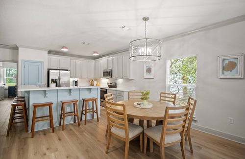 Villages of Crystal Beach House | LUXE Retreat | Walk 2 Beach | Pool|Golf Cart