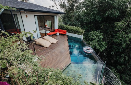 Ubud Villa | Luxe River Gorge Villa w/Glass Rooftop Pool