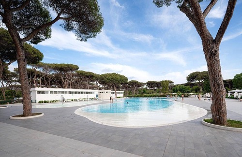 Zona XXXIV Casal Palocco Ski Chalet | Luxe Sanitary XL 6 Pers. Villatent at brand new 4-star campsite Capital Roma