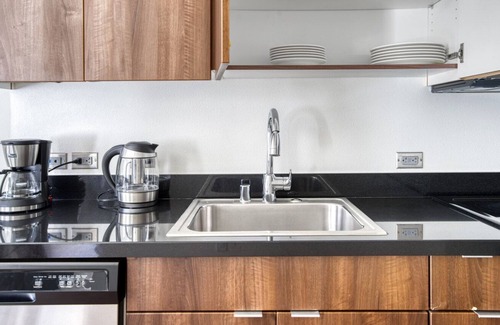 The Villas Apartment | Luxe Santana Row Studio w/ Pool & Gym, 10 mins to Google, by Blueground