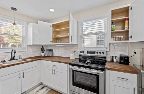 Sans Souci House | Luxe Shower| 7 min to Downtown | Premier Property