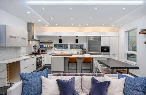 West Town House | Luxe Single Family Home + Private Skyline Rooftop! Sleeps 10