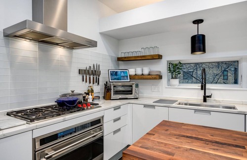 West Town House | Luxe Single Family Home + Private Skyline Rooftop! Sleeps 10