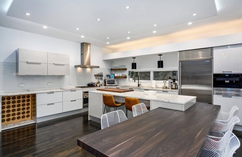 West Town House | Luxe Single Family Home + Private Skyline Rooftop! Sleeps 10