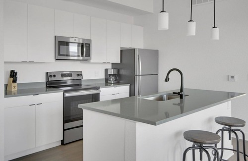 West Colfax Apartment | Luxe Sloan's Lake 2BR w/ Gym, W/D & Roof Deck, near Park, by Blueground