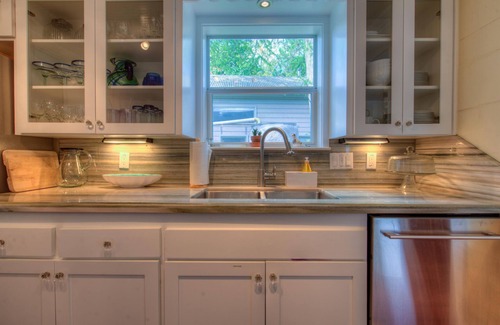 East Cesar Chavez House | Luxe Spa Gem of East Austin! Walk Downtown, Rainey St & E. 6th St.
