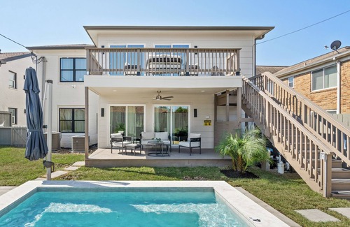South Central Houston House | Luxe Spa Lounge Gated 4Pkg 2 linked Suites Sleeps 20