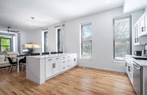 West Town House | Luxe Spacious SFH in Bucktown w/Secure Parking