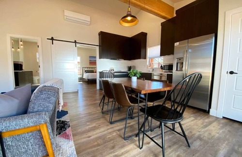 Kanab House | Luxe stay in Kanab with stargazing rooftop deck, pool & hot tub