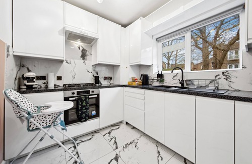 West Putney House | Luxe Stays - Sleeps 7 - Jacuzzi