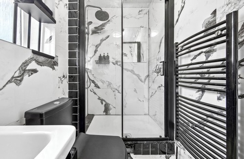 West Putney House | Luxe Stays - Sleeps 7 - Jacuzzi