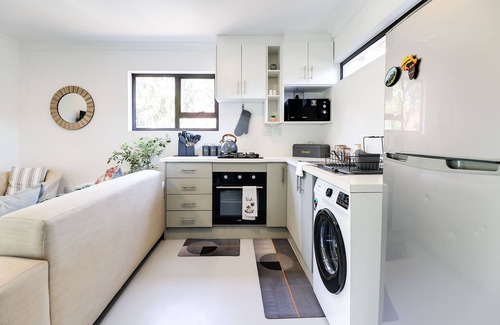 Ekurhuleni Cottage | Luxe Suburban Haven 10 mins away from OR Tambo Airport .Load shedding Friendly