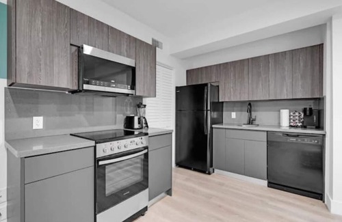 West Avenue Apartment | Luxe Suite Resort & Parking Passes Available