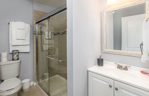 Dacula House | Luxe suite w/ a ★Full Kitchen★ Private Entrance ★Netflix ★W/D