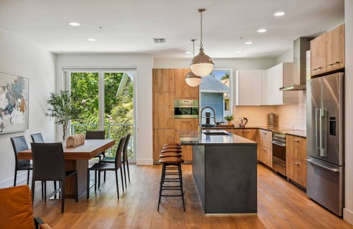 Bayshore Gardens House | Luxe Tampa Townhome: Walkable to Hyde Park ◾ Bayshore Blvd ◾ SoHo ◾ Downtown