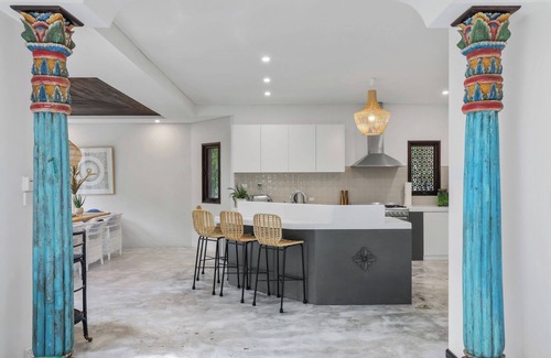 Thirroul House | LUXE THIRROUL RESORT HOME, POOL, SPA, HOME THEATER ROOM SLEEPS 12