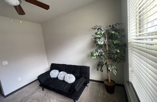 Newnan Apartment | Luxe Townhome Apt 20 Min to Airport!