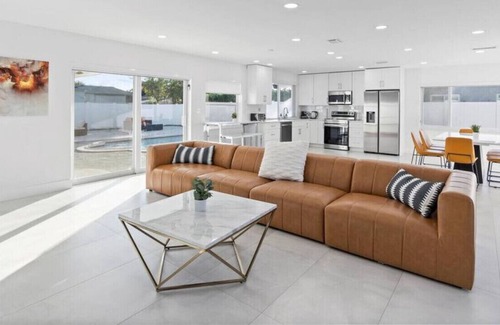 Boulevard Heights Villa | 🏖️🌿 Luxe Tranquility: Captivating 4BR Oasis ✨