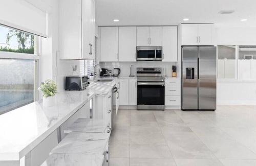 Boulevard Heights Villa | 🏖️🌿 Luxe Tranquility: Captivating 4BR Oasis ✨