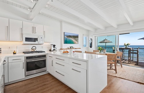 Montecito House | Luxe Upper Beachfront Bliss with Balcony and Unobstructed Ocean Views!