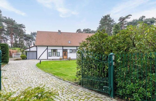 Laak Villa | Luxe Vacation Villa with swimming pool, 5 bedrooms, 12 guests