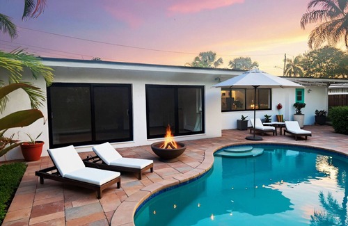 Lauderdale-by-the-Sea House | LUXE VILLA: Steps to Beach/Pool/Game Room/BBQ &FUN!