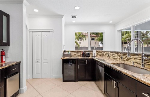 Ludlam Villa | Luxe Villa 5BR I Pool & Jacuzzi | Fire Pit | Piano