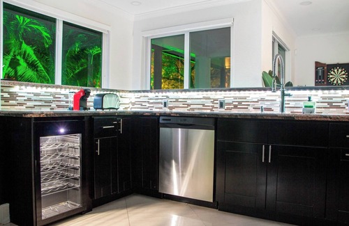 Ludlam Villa | Luxe Villa 5BR I Pool & Jacuzzi | Fire Pit | Piano