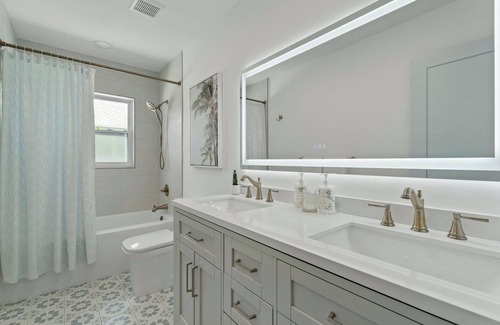 Naples Park House | LUXE: Walk to Beach - Designer 4BR w/Pool & Spa