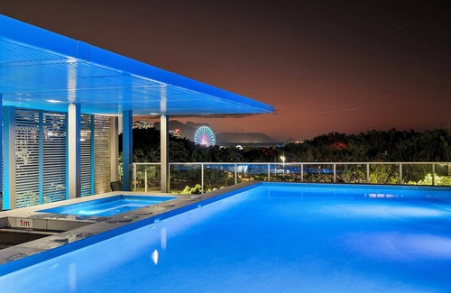 Cairns Central Business District Apartment | Luxe Waterfront - prime location, Pool, Gym & Sauna