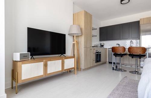 West Loop Apartment | Luxe West Loop Studio w/Gym, Pool, Coworking, walk to UIC, by Blueground
