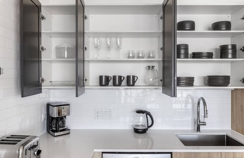 West Loop Apartment | Luxe West Loop Studio w/Gym, Pool, Coworking, walk to UIC, by Blueground