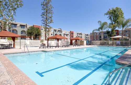 Woodland Hills Apartment | Luxe Woodland Hills 2BR w/Pool & Gym, near Warner Center, by Blueground