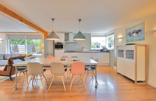 Sint Maartenszee House | Luxe XL house de Gouden vink, with jacuzzi, 1500 meters from the beach.