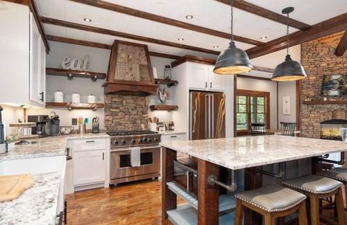 Mineral Bluff Cabin | LuxeCabin-Endless View-Hottub-PoolTbl-Fenced Yard