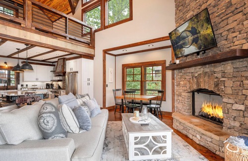 Mineral Bluff Cabin | LuxeCabin-Endless View-Hottub-PoolTbl-Fenced Yard