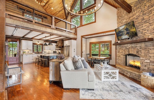 Mineral Bluff Cabin | LuxeCabin-Endless View-Hottub-PoolTbl-Fenced Yard