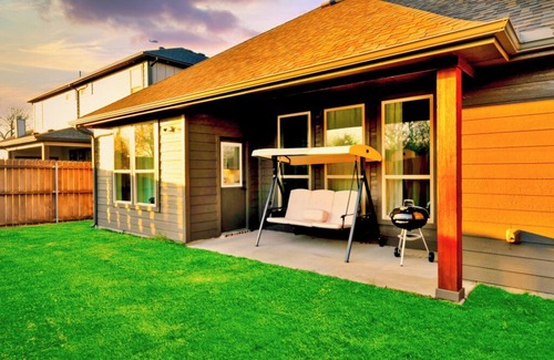 Grand Prairie House | LuxeStay Grand Prairie Brand New Home Modern Vibe!