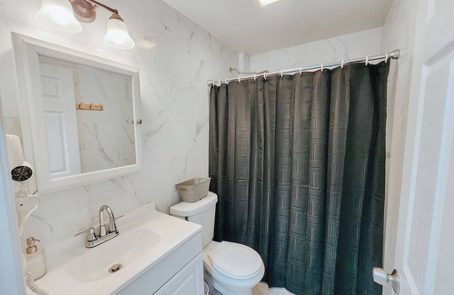 Center City Apartment | Luxi/2 King Beds/65" 4K TV/Rain Shower/W/D