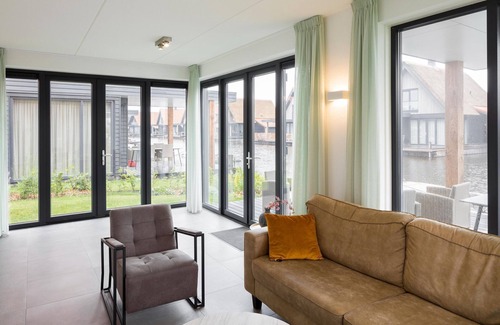 Ossenzijl Villa | Luxious water villa with two bathrooms, at the Frisian Lakes