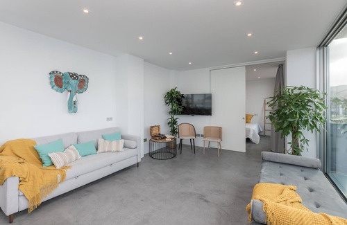 Las Palmas de Gran Canaria Apartment | Luxury facing Las Canteras Beach