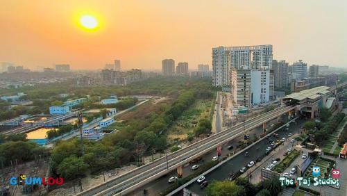 Noida House | Luxuries Stay in Noida with Swimming Pool #Night Club #Party #Cafe at Mall - GHUMLOO