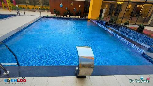 Noida House | Luxuries Stay in Noida with Swimming Pool #Night Club #Party #Cafe at Mall - GHUMLOO