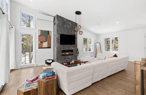 Lac-Swell Ski Chalet | Luxurious & Tranquil Nature Getaway with SPA & Scenic Views