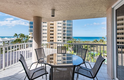 Park Shore Condo | Luxurios beach condo with balcony in every room and private beach access