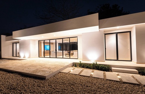 San Pedro Villa | Luxurious Beach Villa: Turquoise Waters in the Heart of Baru Island