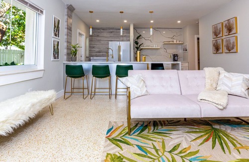 Surfside Condo | Luxurious 1 Bdrm