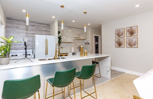 Surfside Condo | Luxurious 1 Bdrm
